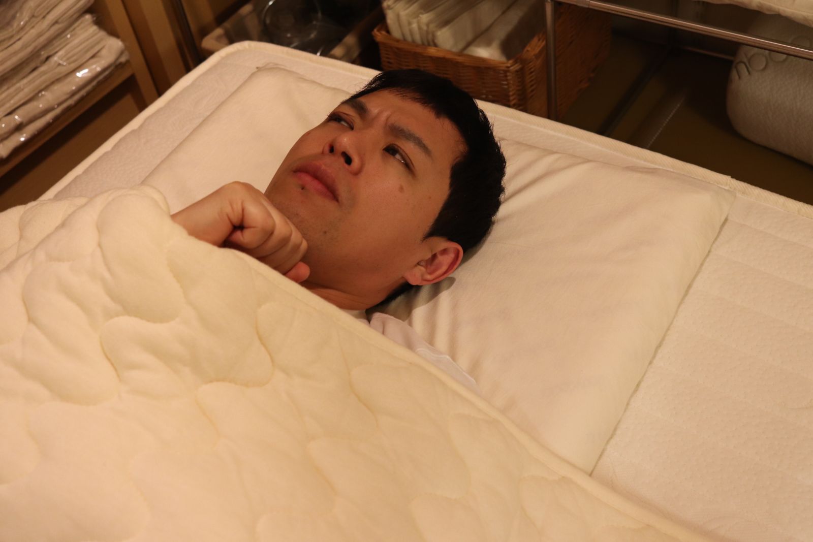 寝ながら考えこんているような写真