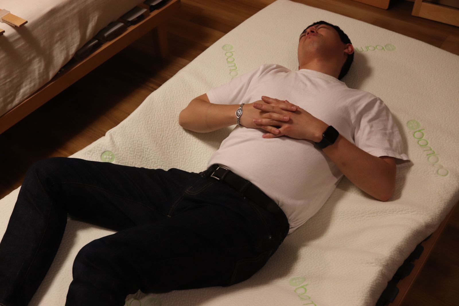 酔っ払った感じで変わった体勢でだらしない姿