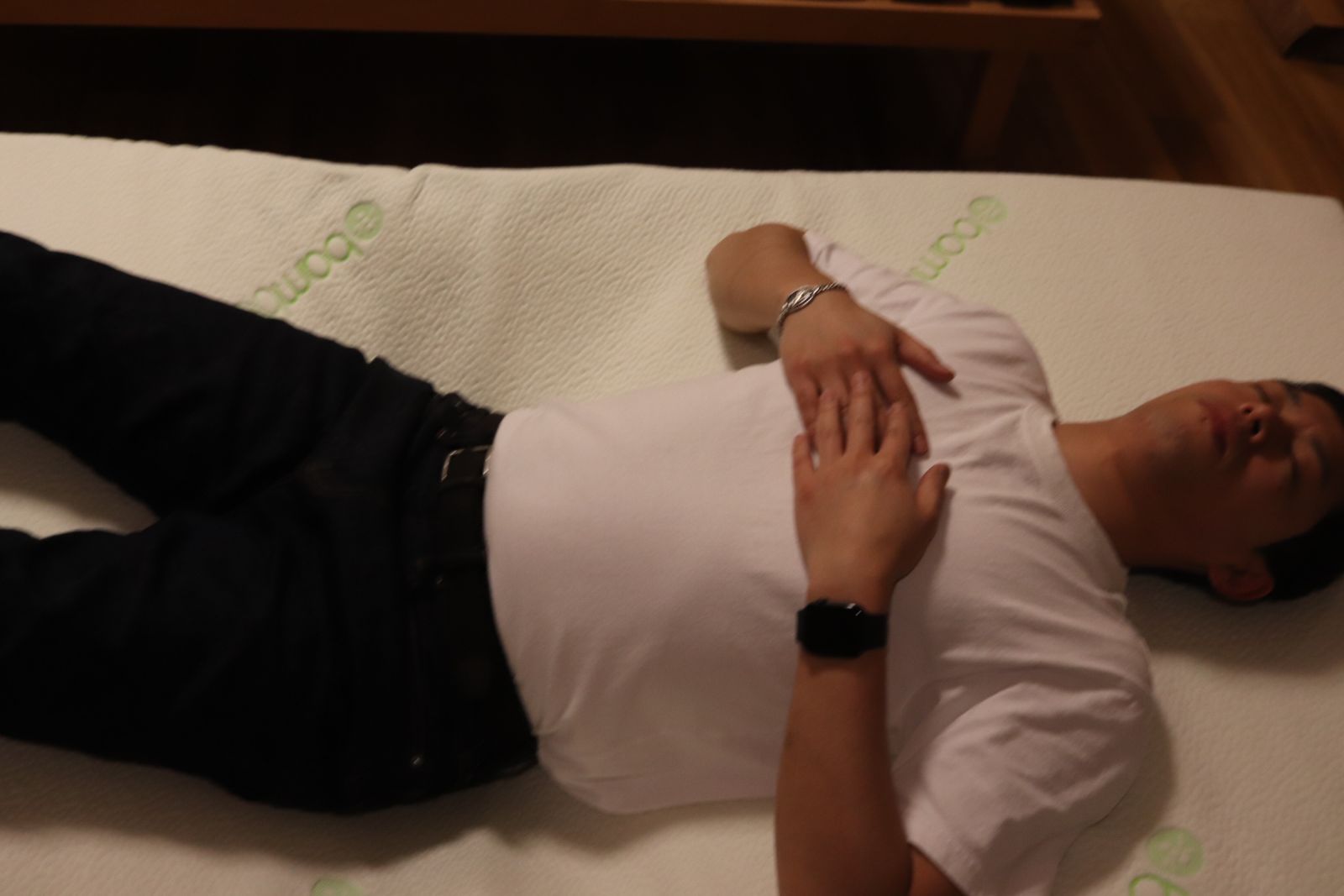 腰が沈んでしまうような柔らかすぎるマットで寝る人