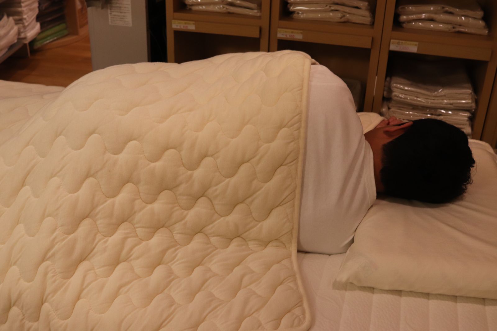 背中を向けて寝返っている写真