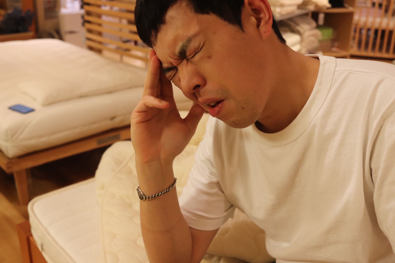 ベッドから起きて頭痛、めまい、頭痛、吐き気、嘔吐