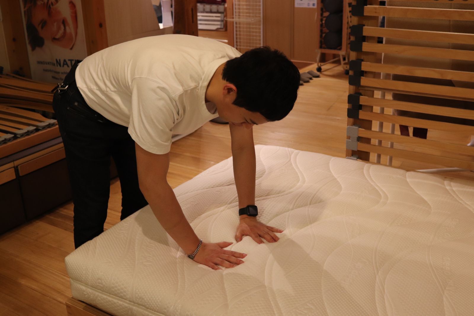 硬めのマットを押している写真