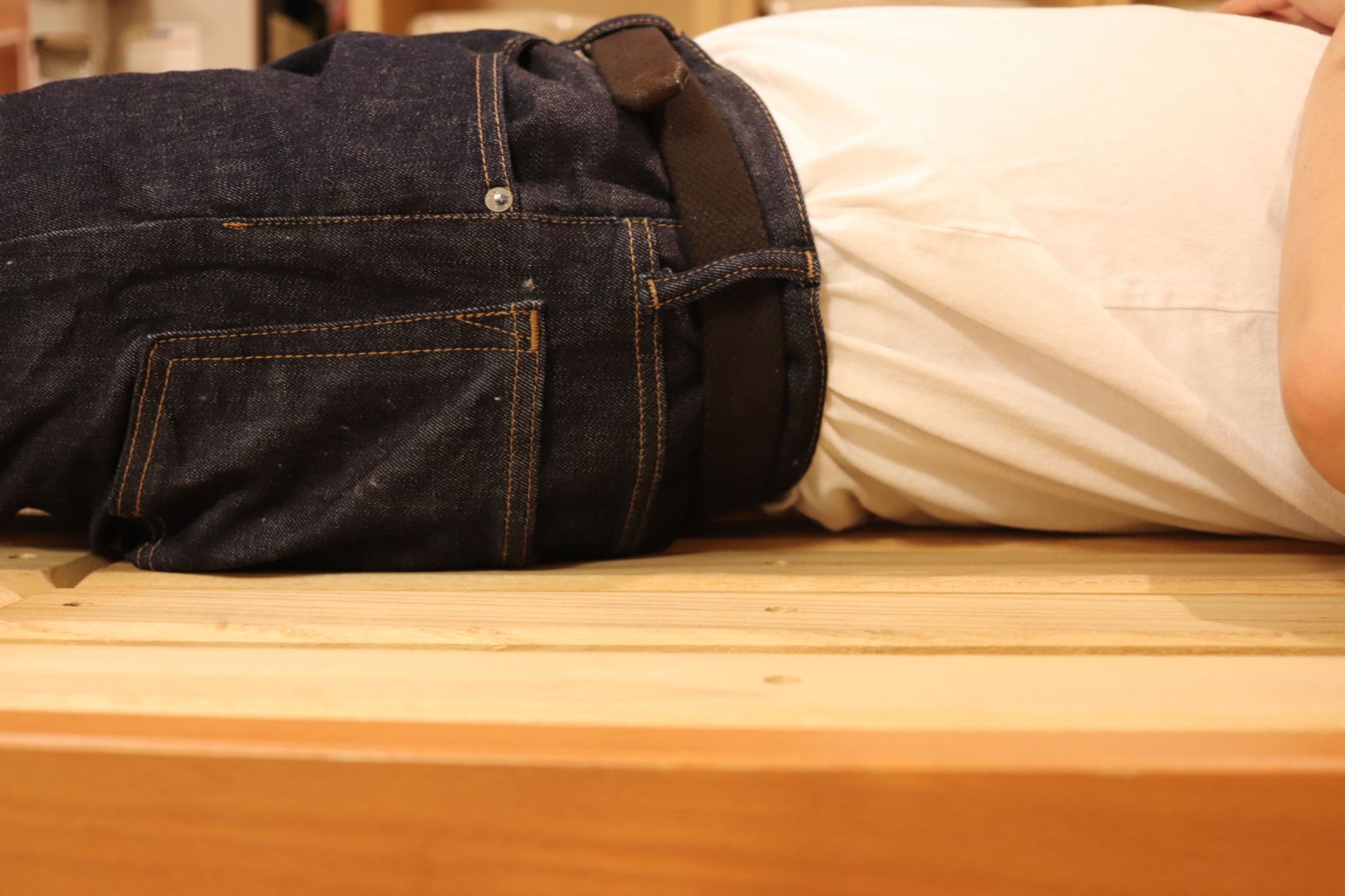 仰向けで寝ておしりが大きい感じに見えるようお尻側からアップで撮った写真
