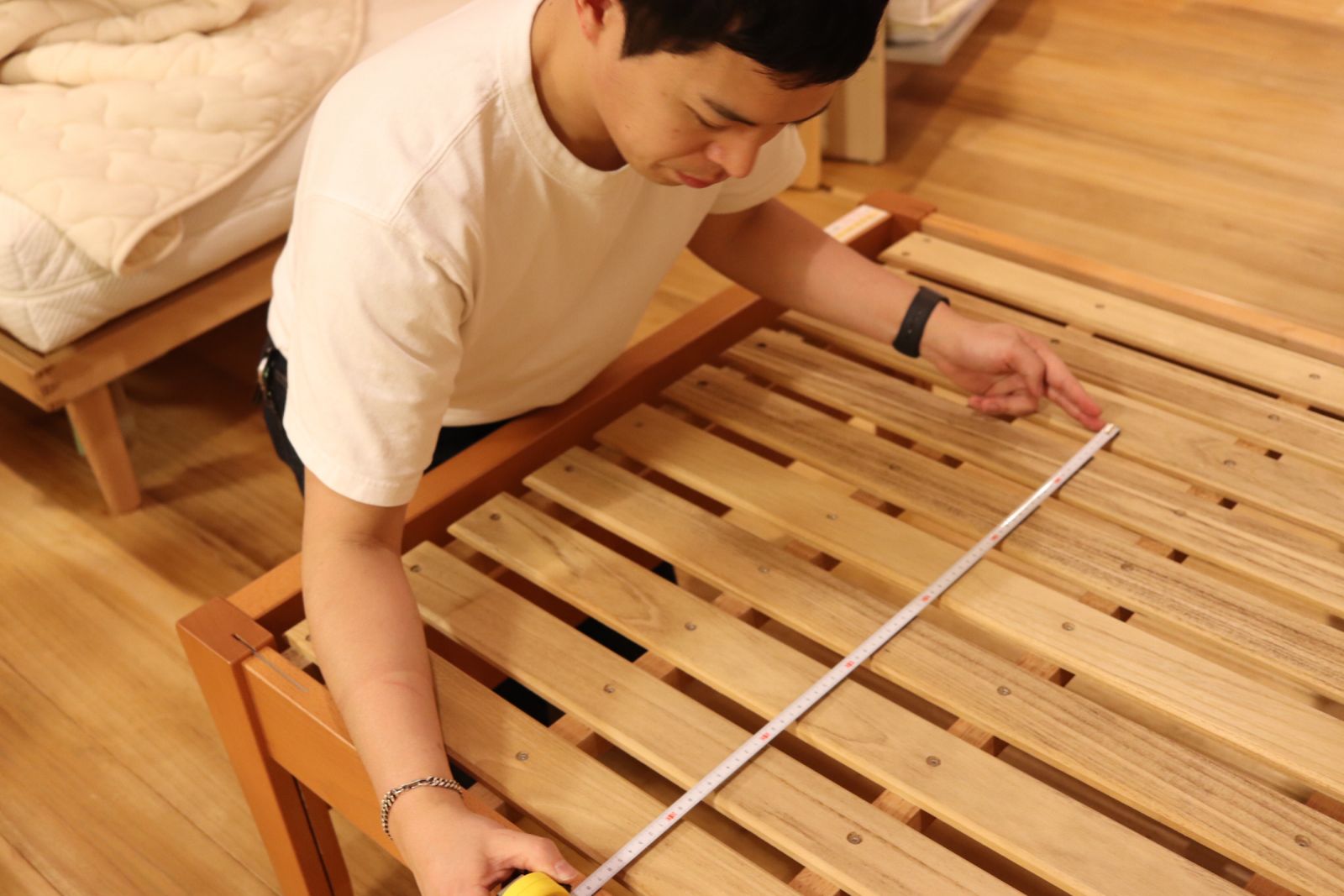 メジャーを広げて店主が立つ姿　７０cm
