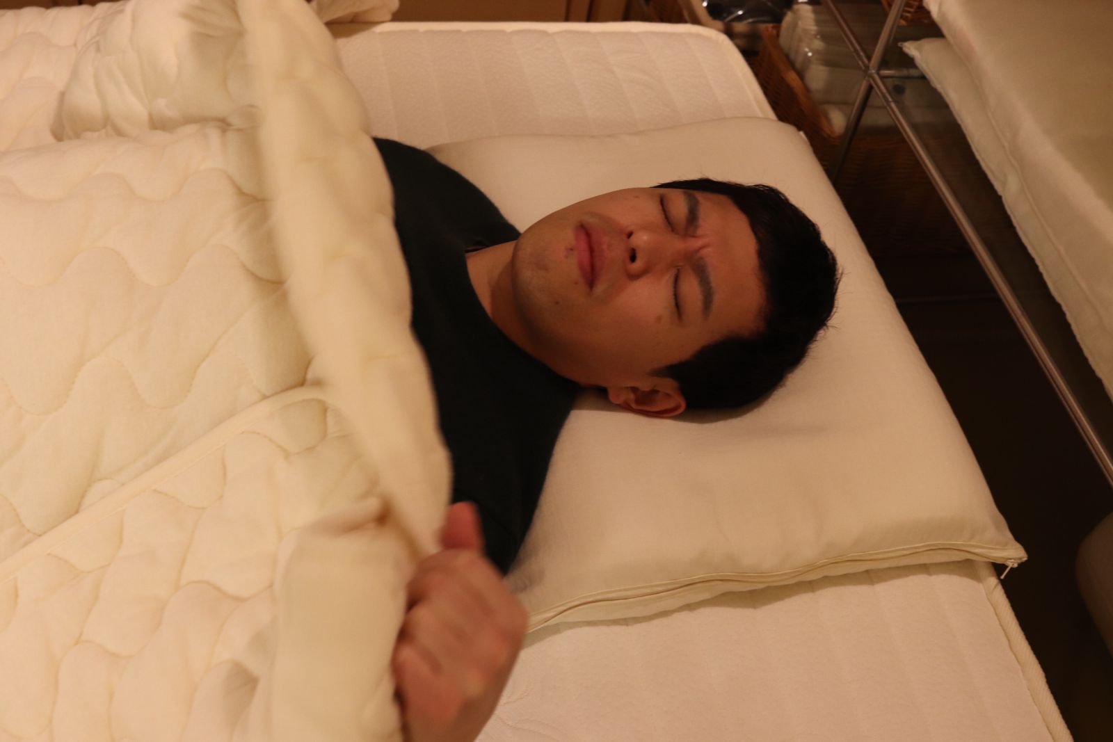 布団をかけて苦しそうにして寝ている顔の写真
