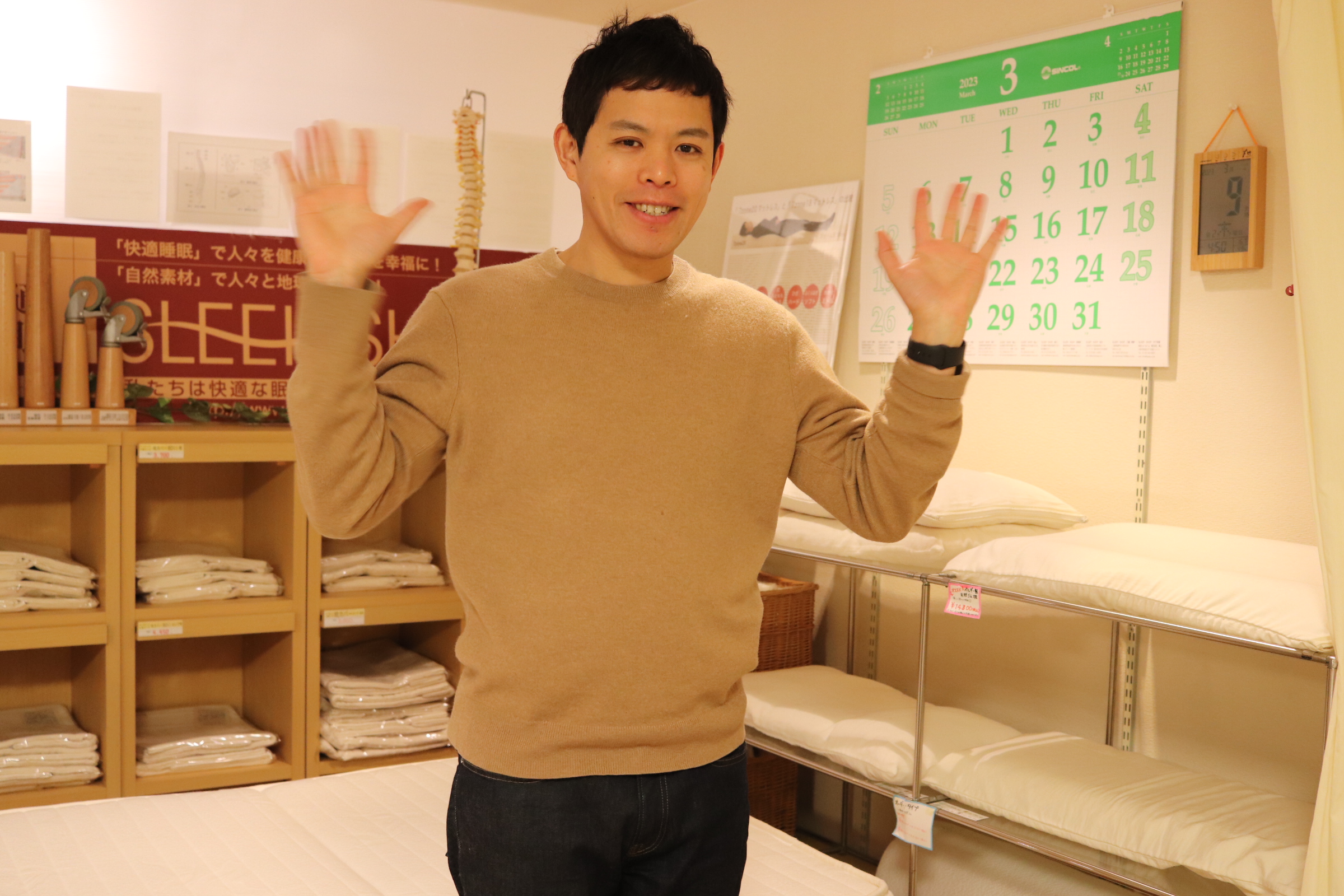手を振る店主