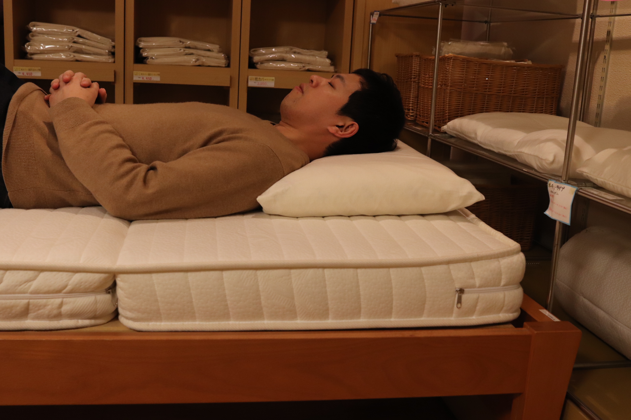 厚めの枕で寝ている人の写真