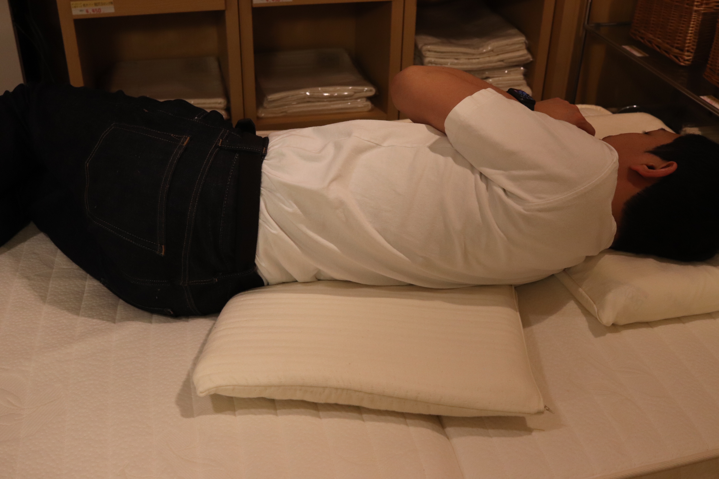 横向きで腰に枕で支えを入れている状態の写真