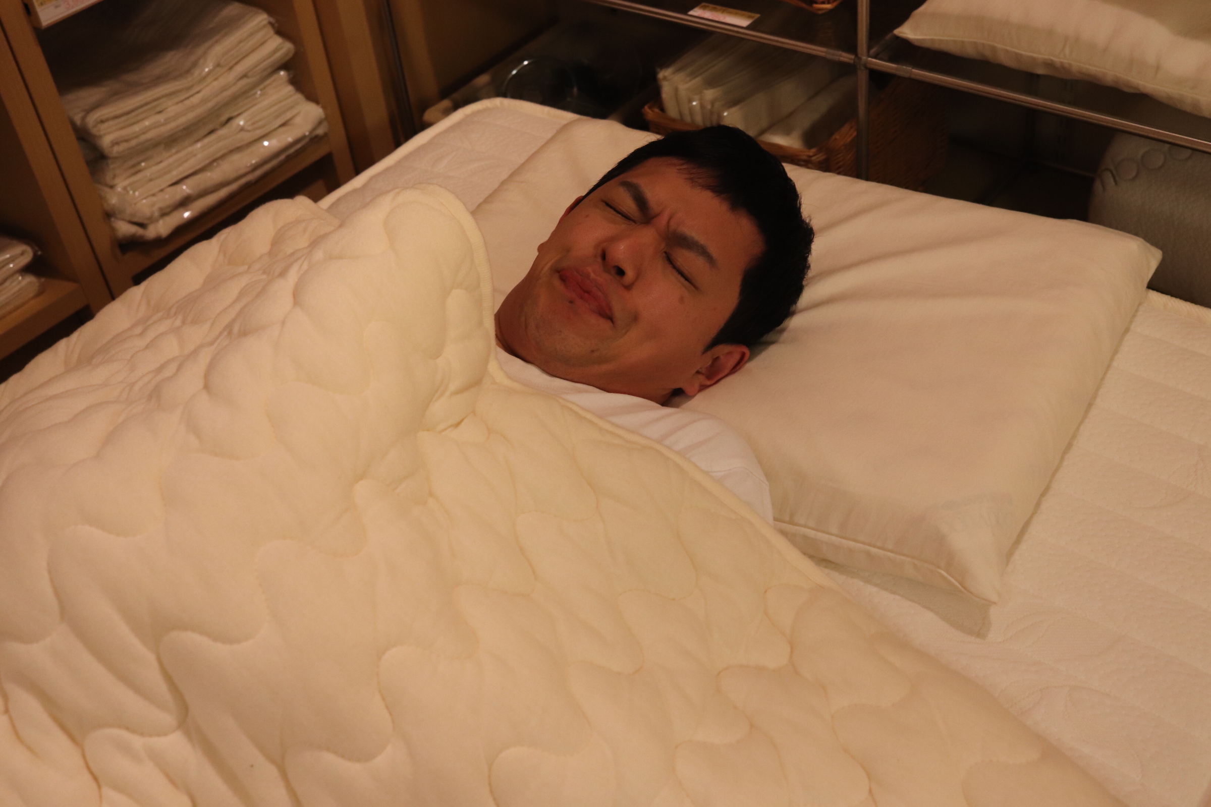 仰向けで苦しそうに寝ている姿
